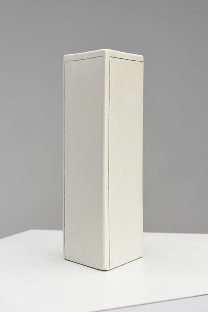 null Denise GATARD (1908-1992)

Vase dit Triangle en terre blanche à couverte émaillée...