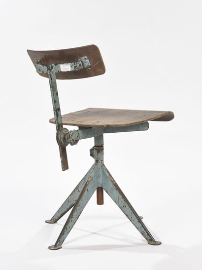 null Odelberg OLSEN (XX)

Chaise modèle T60 à piétement quadripode compas en métal...