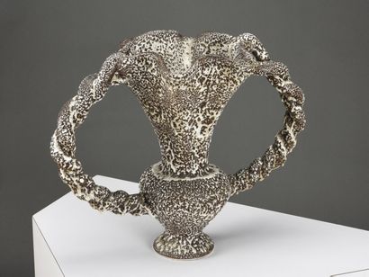 null Marius GIUGE (1909-1980) 

Vase balustre en terre blanche à deux larges prises...