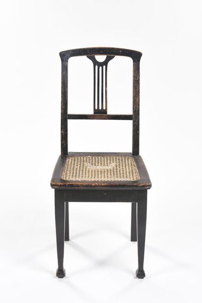  TRAVAIL ART AND CRAFT 
Chaise à structure en chêne teinté foncé à dossier ajouré...