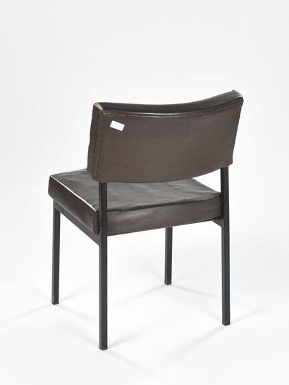 null Joseph-André MOTTE (1925-2013)

Suite de trois chaises modèle 764 à piétement...
