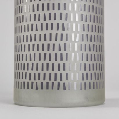 null Defne KOZ (XX-XXI ème)

Boîte de forme cylindrique en verre satiné à décor géométrique...