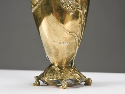  Louis-Théophile HINGRE (1832-1911) 
Période Art Nouveau 
Cruche en bronze doré à...