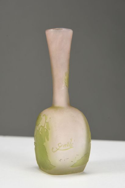 null Émile GALLÉ (1904-1936) 

Vase miniature à base ronde aplatie à haut col. 

Épreuve...