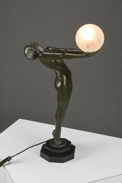 null Max LE VERRIER (1891-1973)

Lampe modèle Clarté en régule à patine vert antique...