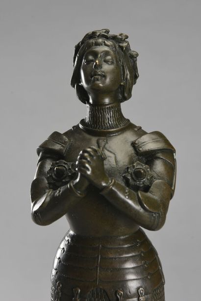  ANGELO (XIX-XX ème) 
Jeanne d'arc 
Bronze figurant Jeanne D'arc en cuirasse reposant...