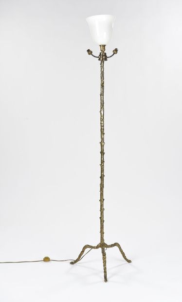 null TRAVAIL 1960 

Lampadaire tripode en bronze doré imitant un tronc d'arbre finissant...