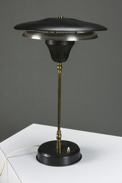 null Dans l'esprit de Poul HENNINGSEN

Lampe de table à base circulaire en métal...
