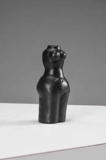 null Robert (1930-2008) et Jean CLOUTIER (1930- 2015)

Femme 

Vase anthropomorphe...