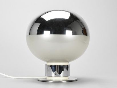 null Ishii MOTOKO (née 1938)

Lampes de table à base circulaire chromée d'où s'élève...