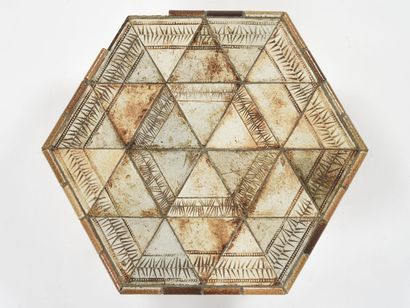 null Roger CAPRON (1922-2006)

Table de forme hexagonale à structure en bois recouvert...