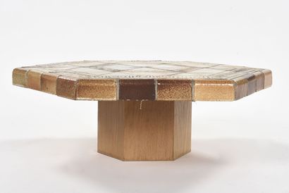 null Roger CAPRON (1922-2006)

Table de forme hexagonale à structure en bois recouvert...