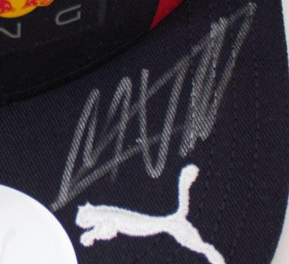 null Max Verstappen

Saison de Formule 1 2019, Red Bull Formula One Team.

Une casquette...
