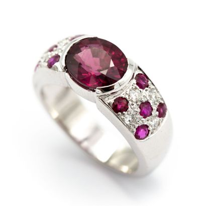 null Bague jonc en platine et or blanc (750) 18K, sertie d'une rhodolite taille ovale...