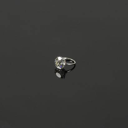 Bague en platine ornée d'un diamant taille...