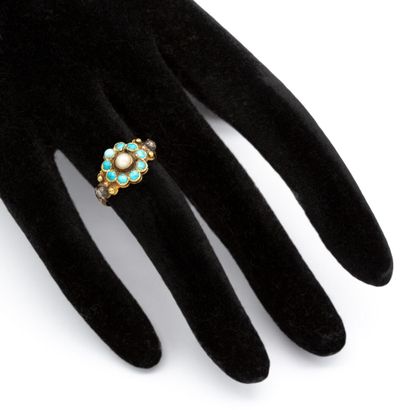 null Bague en or jaune (750) 18K marguerite de turquoises centrées d'une demi perle...