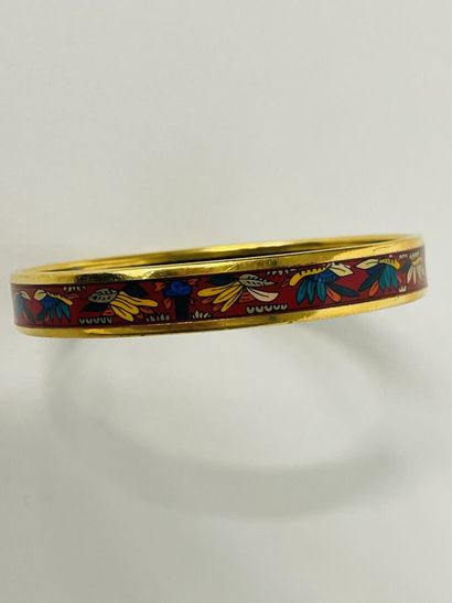 null HERMES, bracelet émaillé à décor de rinceaux feuillagés sur fond rouge