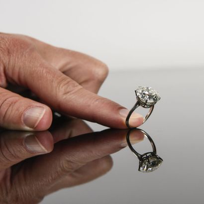 null Bague en platine ornée d'un diamant taille ancienne de 7,60 carats avec certificat...