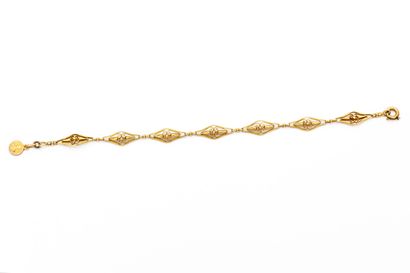 null Bracelet en or jaune (750) 18K maille losange filigranée. Médaille métal. Accident...
