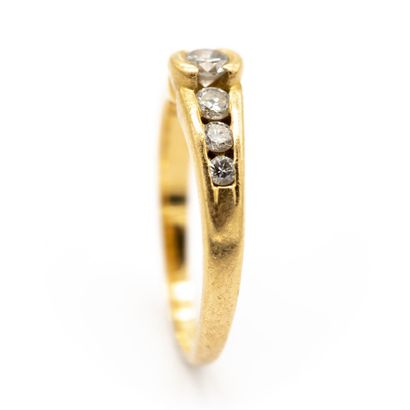 null Bague en or jaune (750) 18K demi serti clos d'un diamant taille moderne de 0,20...
