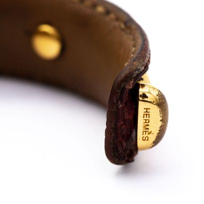 null HERMES signed. Bamboo" bracelet in varan leather, gold-plated metal trim.