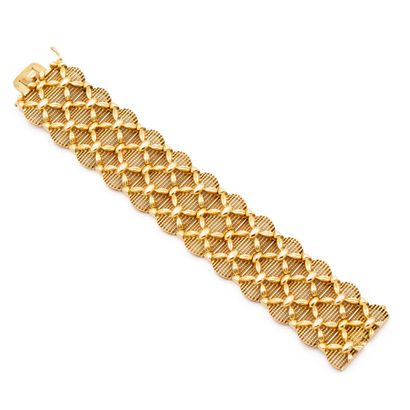 null Cuff bracelet in 18K yellow gold (750), decorated with fishnet and diamonds....