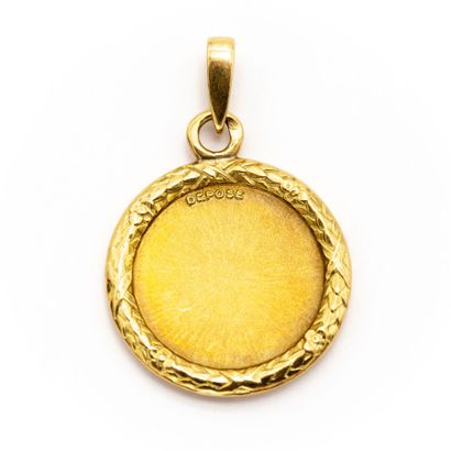 null AUGIS A. Médaille d'amour en or jaune 18 K (750) + qu'hier et - que demain"...