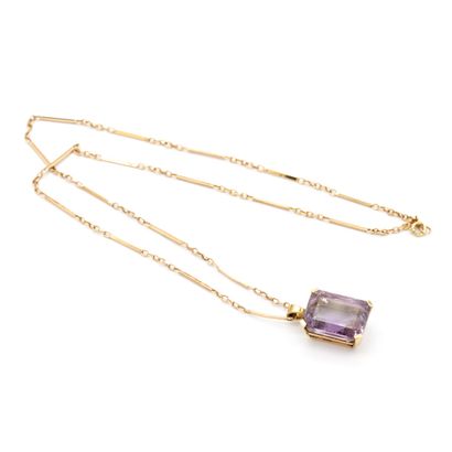 null Yellow gold (750) 18K chain with batonnet links holding a large amethyst pendant...