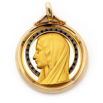 null A AUGIS Signée. Médaille de la Vierge en or jaune (750) 18K mat et brillant....