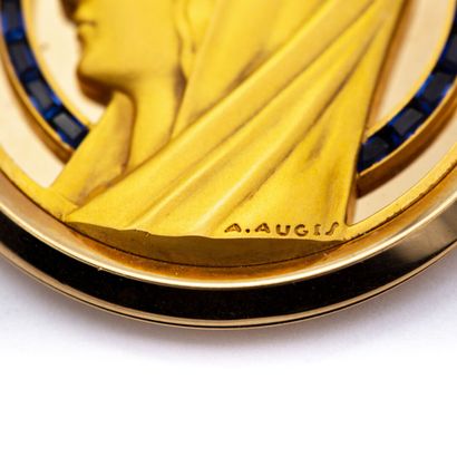 null A AUGIS Signée. Médaille de la Vierge en or jaune (750) 18K mat et brillant....