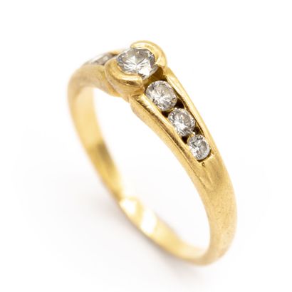 null Bague en or jaune (750) 18K demi serti clos d'un diamant taille moderne de 0,20...