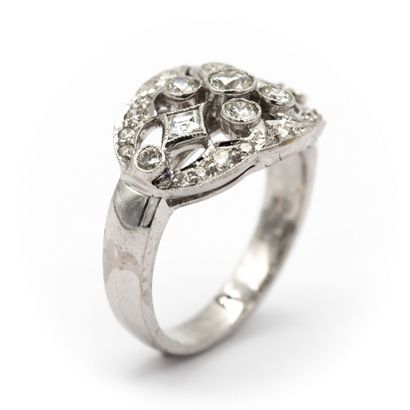 null Ring in 18K white gold (750), oval openwork basket set with diamonds. 

Weight...