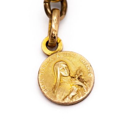 null Bracelet en or jaune (750) 18K maille losange filigranée. Médaille métal. Accident...