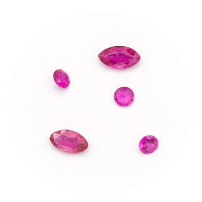 null 2 rubis taille navette et petits rubis pour un poids total de 0,60 carats.
