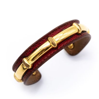 null HERMES signé. Bracelet jonc bambou" en cuir varan, garniture en métal doré plaqué...