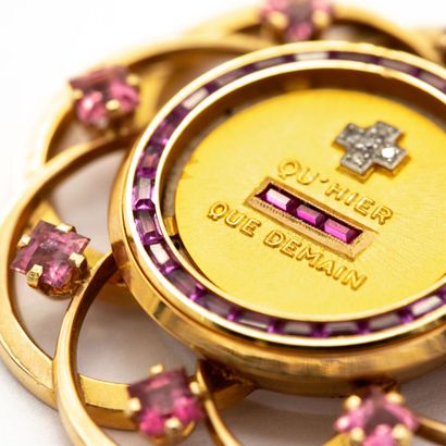 null A AUGIS Signée. Médaille d'Amour en or jaune (750) 18K sertie de diamants, la...