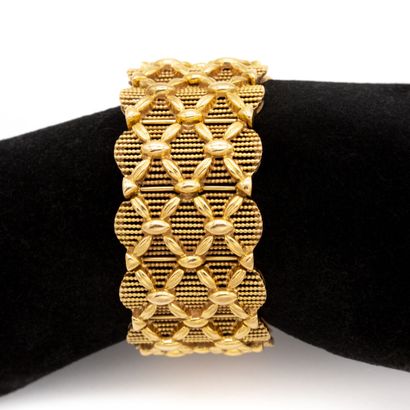 null Bracelet manchette en or jaune (750) 18K décor de résille et de losanges. Poinçon...