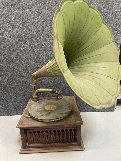 null Gramophone vers 1900

Pavillon en tôle