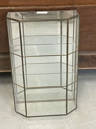 null petite vitrine murale en verre et laiton de forme 

H : 40 L : 25 P : 11 cm