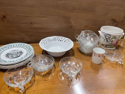  Lot comprenant 6 assiettes en porcelaine sur les Crus du Médoc 
tasses à thé en...