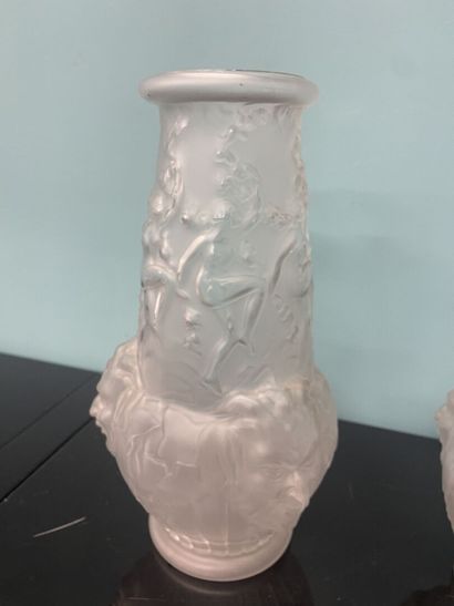 null Paire de vases en verre moulé à décor de danseuses et de faunes

H : 32 cm