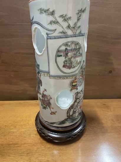 Chine Vase à perruque en porcelaine à décor...