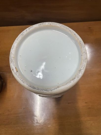 null Chine Vase à perruque en porcelaine à décor de scène d'intérieur

H ; 28 cm