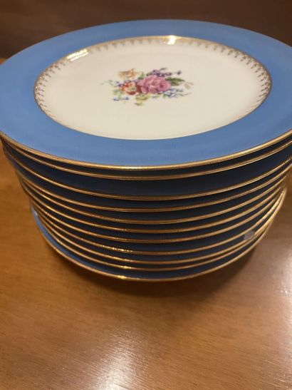  SEVRES douze assiettes à dessert en porcelaine à décor de fleurs et bordure ble...