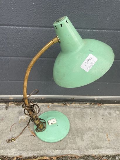 null Travail des années 50 

Lampe de bureau articulée en métal laqué vert