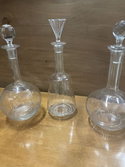  trois carafes en verre