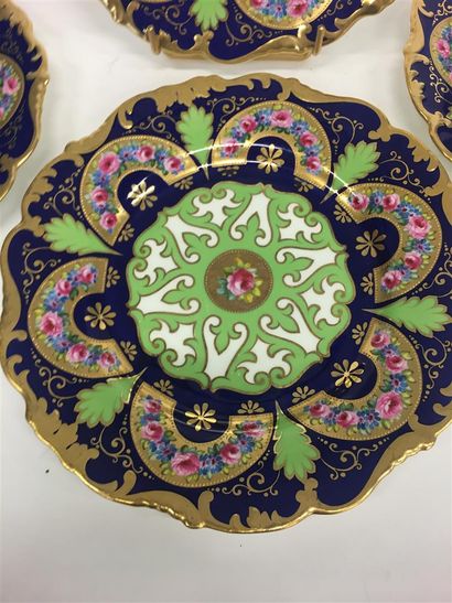 null CAULDON quatre assiettes en porcelaine peinte et doré

Signées