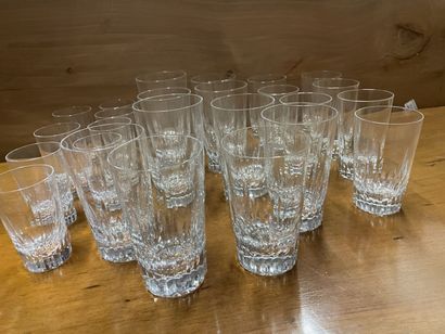 null BACCARAT service de verres comprenant 8 grands verres, 7 moyens et 8 petits
