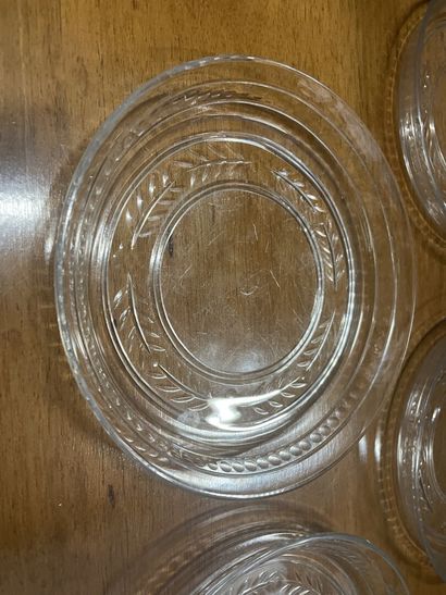  4 assiettes creuses en verre à décor de frise de aurier, 19ème 
D : 18 cm 
Quelques...