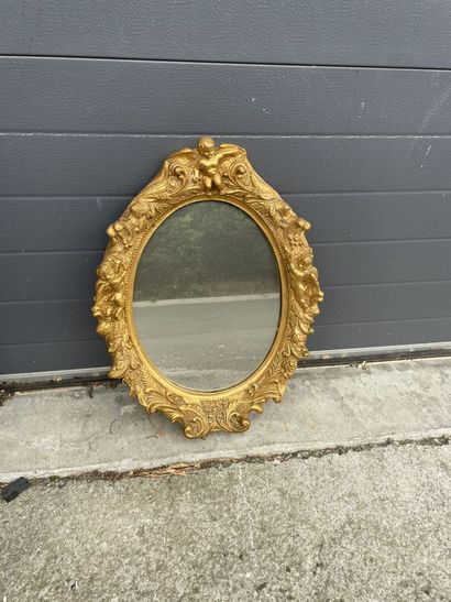 Un miroir ovale à décor de putto 
H totale...